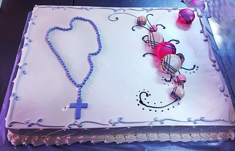 Torta za pričest ili krizmu sa srebrnom krunicom i makaronsima (506)